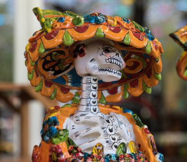 La Calavera Catrina - Meksikalı renkli geleneksel hatıralar. Ölüler Günü 'nün bayramının sembolü. Ölülerin seramik çömlek günü, Dia de los Muertos, kafatasları.