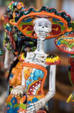 La Calavera Catrina - Meksikalı renkli geleneksel hatıralar. Ölüler Günü 'nün bayramının sembolü. Ölülerin seramik çömlek günü, Dia de los Muertos, kafatasları.