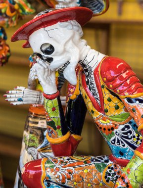 Geleneksel Meksika kafatasları, Calaveralar, iskeletler, La Muerte maskeleri ve Ölüler Günü 'nün diğer korkunç ölüm sembolleri, Dia de los Muertos, Cadılar Bayramı, Meksika' da satılan popüler hatıralar..