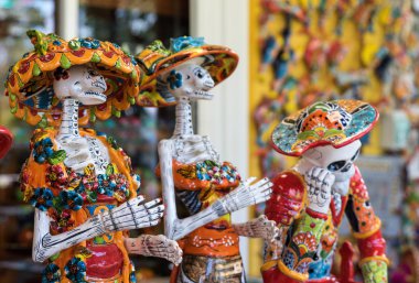 Geleneksel Meksika kafatasları, Calaveralar, iskeletler, La Muerte maskeleri ve Ölüler Günü 'nün diğer korkunç ölüm sembolleri, Dia de los Muertos, Cadılar Bayramı, Meksika' da satılan popüler hatıralar..