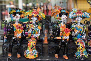 Geleneksel Meksika kafatasları, Calaveralar, iskeletler, La Muerte maskeleri ve Ölüler Günü 'nün diğer korkunç ölüm sembolleri, Dia de los Muertos, Cadılar Bayramı, Meksika' da satılan popüler hatıralar..