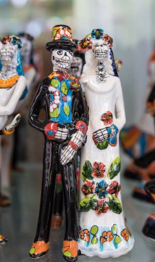 Geleneksel Meksika kafatasları, Calaveralar, iskeletler, La Muerte maskeleri ve Ölüler Günü 'nün diğer korkunç ölüm sembolleri, Dia de los Muertos, Cadılar Bayramı, Meksika' da satılan popüler hatıralar..