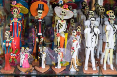Geleneksel Meksika kafatasları, Calaveralar, iskeletler, La Muerte maskeleri ve Ölüler Günü 'nün diğer korkunç ölüm sembolleri, Dia de los Muertos, Cadılar Bayramı, Meksika' da satılan popüler hatıralar..