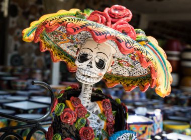 La Calavera Catrina - Meksikalı renkli geleneksel hatıralar. Ölüler Günü 'nün bayramının sembolü. Ölülerin seramik çömlek günü, Dia de los Muertos, kafatasları.