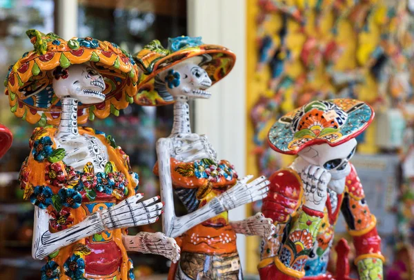 Crânios mexicanos tradicionais, Calaveras, esqueletos, máscaras La Muerte e outros símbolos de morte assustadores do Dia dos Mortos, Dia de los Muertos, Halloween, lembranças populares vendidas no México . — Fotografia de Stock