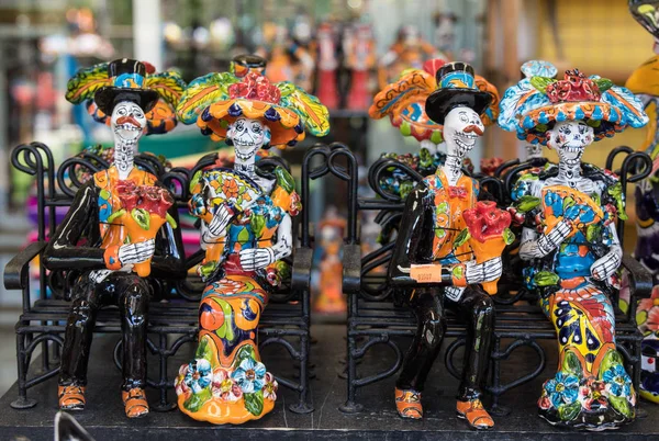 Crânios mexicanos tradicionais, Calaveras, esqueletos, máscaras La Muerte e outros símbolos de morte assustadores do Dia dos Mortos, Dia de los Muertos, Halloween, lembranças populares vendidas no México . — Fotografia de Stock