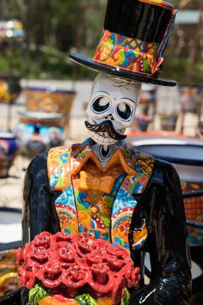 Hagyományos mexikói koponyák, Calaveras, csontvázak, La Muerte maszkok és más ijesztő halálszimbólumok a Holtak Napja, Dia de los Muertos, Halloween, népszerű szuvenírek értékesített Mexikóban. — Stock Fotó