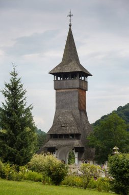 Romanya 'nın Avrupa kentindeki en yüksek ahşap çan kulesine sahip Transilvanya' daki geleneksel Maramures ahşap ortodoks kilisesinin panoramik manzarası. Unesco Dünya Mirası Bölgesi.