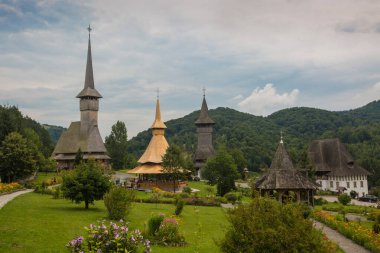 Romanya 'nın Avrupa kentindeki en yüksek ahşap çan kulesine sahip Transilvanya' daki geleneksel Maramures ahşap ortodoks kilisesinin panoramik manzarası. Unesco Dünya Mirası Bölgesi.