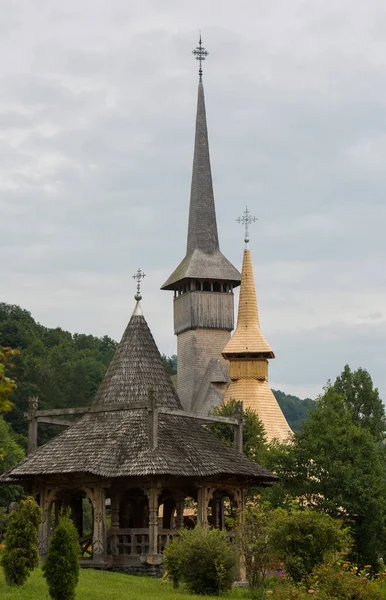 Panorámás kilátás a hagyományos ősi Máramaros fából készült ortodox templom Erdélyben a legmagasabb fa harangtorony Európában, Romániában. Unesco világörökségi helyszín. — Stock Fotó