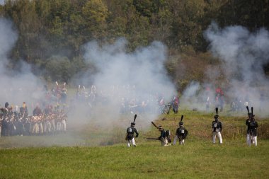 Borodino köyü, Moskova bölgesi Rusya - 02.09.2018: Rus ve Fransız kuvvetleri arasında 1812 yılında Borodino Savaşı 'nın yeniden inşası.