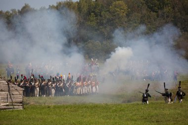 Borodino köyü, Moskova bölgesi Rusya - 02.09.2018: Rus ve Fransız kuvvetleri arasında 1812 yılında Borodino Savaşı 'nın yeniden inşası.