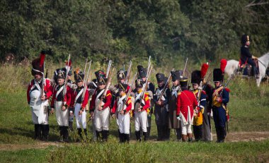 Borodino köyü, Moskova bölgesi Rusya - 02.09.2018: Rus ve Fransız kuvvetleri arasında 1812 yılında Borodino Savaşı 'nın yeniden inşası.