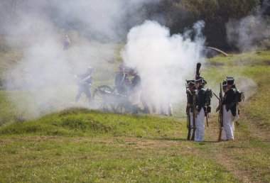 Borodino köyü, Moskova bölgesi Rusya - 02.09.2018: Rus ve Fransız kuvvetleri arasında 1812 yılında Borodino Savaşı 'nın yeniden inşası.