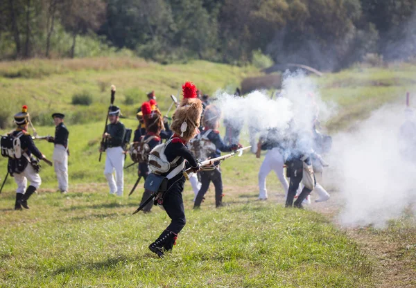 Aldeia de Borodino, região de Moscou Rússia - 02.09.2018: A reconstrução da Batalha de Borodino em 1812 entre as forças russas e francesas . — Fotografia de Stock