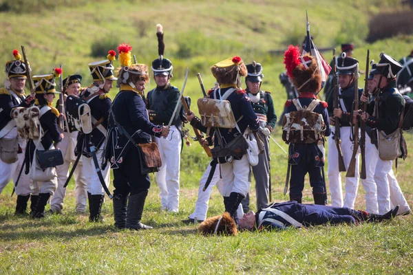 Aldeia de Borodino, região de Moscou Rússia - 02.09.2018: A reconstrução da Batalha de Borodino em 1812 entre as forças russas e francesas . — Fotografia de Stock