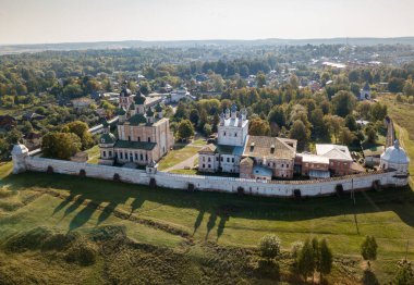 Pereslavl-Zalessky ve eski Goritsky Manastırı 'nın gökyüzü manzarası kubbelerden gelen gölgelerle dolu. Rusya 'nın Altın Yüzüğü