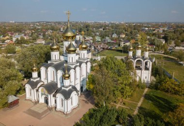 Nikolsky Manastırı 'nın parlak altın kubbeli havadan görünüşü Rusya' nın Pereslavl-Zalessky kentinde bulunan bir Rus Ortodoks manastırıdır. Rusya 'nın Altın Yüzüğü