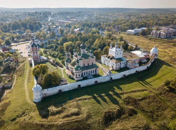 Letni widok z lotu ptaka Pereslavl-Zalessky i stary klasztor Goritsky z cieniami z kopuł. Złoty Pierścień Rosji — Zdjęcie stockowe