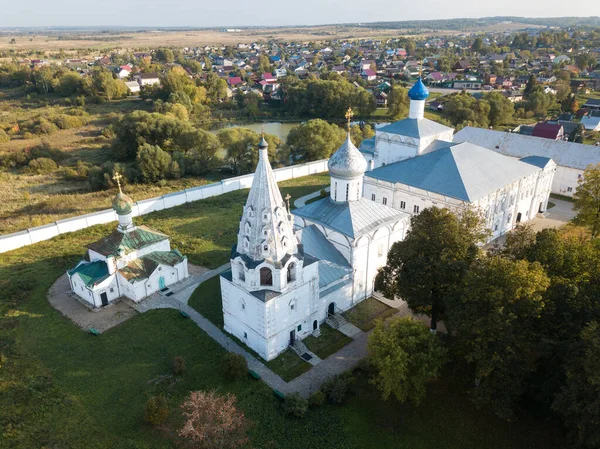 Luchtfoto zomer uitzicht op wight klooster met zilveren koepels in Pereslavl Zalessky, Yaroslavl regio, Rusland. Gouden Ring van Rusland — Stockfoto