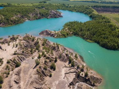 Romantsev dağlarının şaşaalı ve alışılmadık hava manzarası mavi göller ve çamur erozyonu Mars 'ın yabancı yüzeyi gibi görünüyor..