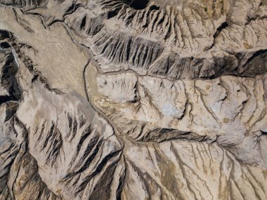 Romantsev dağlarının şaşaalı ve alışılmadık hava manzarası mavi göller ve çamur erozyonu Mars 'ın yabancı yüzeyi gibi görünüyor..