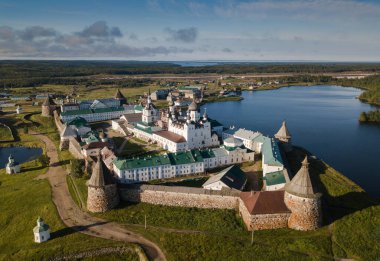 Solovetsky Manastırı 'nın panoramik manzara fotoğrafı kuş bakışı. Rusya, Arkhangelsk bölgesi, Solovetsky Adaları.