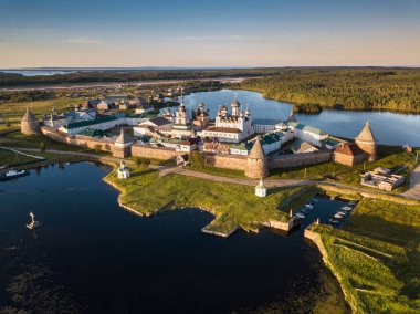 Solovetsky Manastırı 'nın panoramik manzara fotoğrafı kuş bakışı. Rusya, Arkhangelsk bölgesi, Solovetsky Adaları.