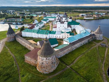 Solovetsky Manastırı 'nın panoramik manzara fotoğrafı kuş bakışı. Rusya, Arkhangelsk bölgesi, Solovetsky Adaları.