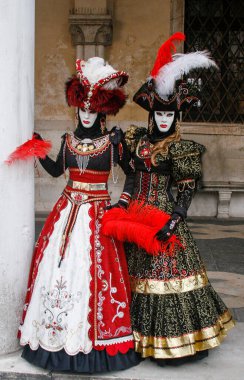 VENICE, İtalya - 15 Şubat 2010: Dünyanın en ünlü ve en çok ziyaret edilen şehirlerinden biri olan Venedik 'teki yıllık karnavalda maskeler. İnsanlar ziyarete ya da güzel el yapımı kostümlerini göstermeye geliyor..