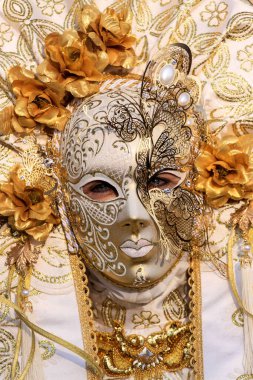 VENICE, İtalya - 15 Şubat 2010: Dünyanın en ünlü ve en çok ziyaret edilen şehirlerinden biri olan Venedik 'teki yıllık karnavalda maskeler. İnsanlar ziyarete ya da güzel el yapımı kostümlerini göstermeye geliyor..