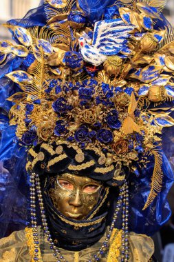 VENICE, İtalya - 15 Şubat 2010: Dünyanın en ünlü ve en çok ziyaret edilen şehirlerinden biri olan Venedik 'teki yıllık karnavalda maskeler. İnsanlar ziyarete ya da güzel el yapımı kostümlerini göstermeye geliyor..