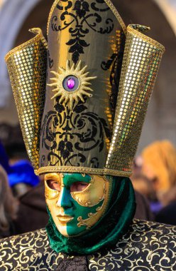 VENICE, İtalya - 15 Şubat 2010: Dünyanın en ünlü ve en çok ziyaret edilen şehirlerinden biri olan Venedik 'teki yıllık karnavalda maskeler. İnsanlar ziyarete ya da güzel el yapımı kostümlerini göstermeye geliyor..