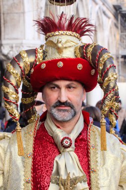 VENICE, İtalya - 15 Şubat 2010: Dünyanın en ünlü ve en çok ziyaret edilen şehirlerinden biri olan Venedik 'teki yıllık karnavalda maskeler. İnsanlar ziyarete ya da güzel el yapımı kostümlerini göstermeye geliyor..