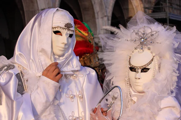 ヴェネツィア イタリア 2010年2月15日 ヴェネツィア 世界で最も有名で訪問の一つの年次カーニバルでマスク 美しい手作りの衣装を見に来る人もいます — ストック写真
