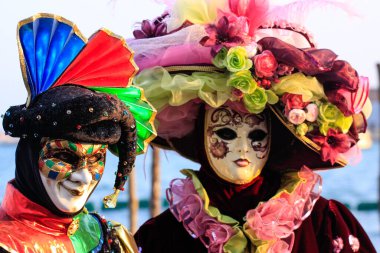 VENICE, İtalya - 15 Şubat 2010: Dünyanın en ünlü ve en çok ziyaret edilen şehirlerinden biri olan Venedik 'teki yıllık karnavalda maskeler. İnsanlar ziyarete ya da güzel el yapımı kostümlerini göstermeye geliyor..