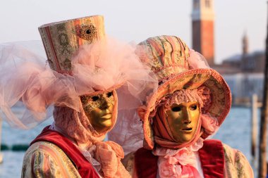 VENICE, İtalya - 15 Şubat 2010: Dünyanın en ünlü ve en çok ziyaret edilen şehirlerinden biri olan Venedik 'teki yıllık karnavalda maskeler. İnsanlar ziyarete ya da güzel el yapımı kostümlerini göstermeye geliyor..