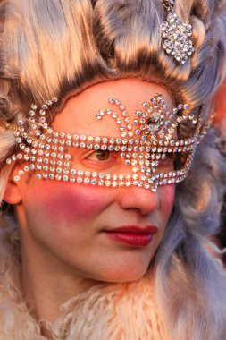 VENICE, İtalya - 15 Şubat 2010: Dünyanın en ünlü ve en çok ziyaret edilen şehirlerinden biri olan Venedik 'teki yıllık karnavalda maskeler. İnsanlar ziyarete ya da güzel el yapımı kostümlerini göstermeye geliyor..