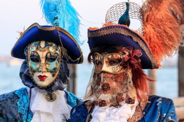 VENICE, İtalya - 15 Şubat 2010: Dünyanın en ünlü ve en çok ziyaret edilen şehirlerinden biri olan Venedik 'teki yıllık karnavalda maskeler. İnsanlar ziyarete ya da güzel el yapımı kostümlerini göstermeye geliyor..