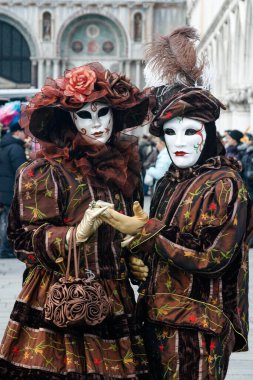 VENICE, İtalya - 15 Şubat 2010: Dünyanın en ünlü ve en çok ziyaret edilen şehirlerinden biri olan Venedik 'teki yıllık karnavalda maskeler. İnsanlar ziyarete ya da güzel el yapımı kostümlerini göstermeye geliyor..