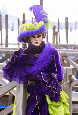 VENICE, İtalya - 15 Şubat 2010: Dünyanın en ünlü ve en çok ziyaret edilen şehirlerinden biri olan Venedik 'teki yıllık karnavalda maskeler. İnsanlar ziyarete ya da güzel el yapımı kostümlerini göstermeye geliyor..