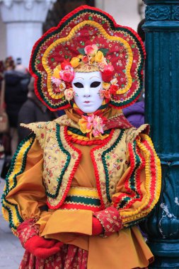 VENICE, İtalya - 15 Şubat 2010: Dünyanın en ünlü ve en çok ziyaret edilen şehirlerinden biri olan Venedik 'teki yıllık karnavalda maskeler. İnsanlar ziyarete ya da güzel el yapımı kostümlerini göstermeye geliyor..