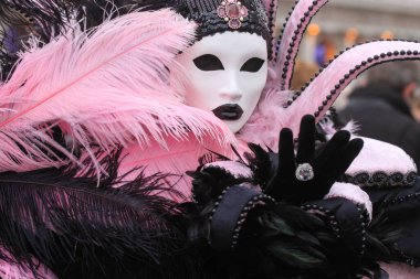 VENICE, İtalya - 15 Şubat 2010: Dünyanın en ünlü ve en çok ziyaret edilen şehirlerinden biri olan Venedik 'teki yıllık karnavalda maskeler. İnsanlar ziyarete ya da güzel el yapımı kostümlerini göstermeye geliyor..