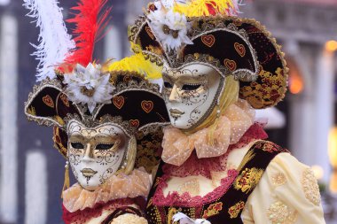 VENICE, İtalya - 15 Şubat 2010: Dünyanın en ünlü ve en çok ziyaret edilen şehirlerinden biri olan Venedik 'teki yıllık karnavalda maskeler. İnsanlar ziyarete ya da güzel el yapımı kostümlerini göstermeye geliyor..