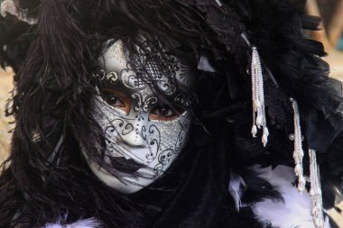 VENICE, İtalya - 15 Şubat 2010: Dünyanın en ünlü ve en çok ziyaret edilen şehirlerinden biri olan Venedik 'teki yıllık karnavalda maskeler. İnsanlar ziyarete ya da güzel el yapımı kostümlerini göstermeye geliyor..