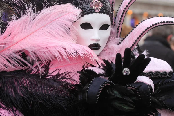VENICE, İtalya - 15 Şubat 2010: Dünyanın en ünlü ve en çok ziyaret edilen şehirlerinden biri olan Venedik 'teki yıllık karnavalda maskeler. İnsanlar ziyarete ya da güzel el yapımı kostümlerini göstermeye geliyor..