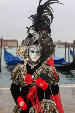 VENICE, İtalya - 15 Şubat 2010: Dünyanın en ünlü ve en çok ziyaret edilen şehirlerinden biri olan Venedik 'teki yıllık karnavalda maskeler. İnsanlar ziyarete ya da güzel el yapımı kostümlerini göstermeye geliyor..