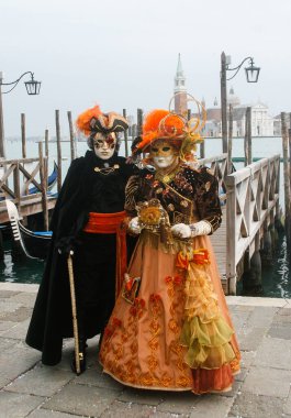 VENICE, İtalya - 15 Şubat 2010: Dünyanın en ünlü ve en çok ziyaret edilen şehirlerinden biri olan Venedik 'teki yıllık karnavalda maskeler. İnsanlar ziyarete ya da güzel el yapımı kostümlerini göstermeye geliyor..