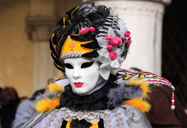 VENICE, İtalya - 15 Şubat 2010: Dünyanın en ünlü ve en çok ziyaret edilen şehirlerinden biri olan Venedik 'teki yıllık karnavalda maskeler. İnsanlar ziyarete ya da güzel el yapımı kostümlerini göstermeye geliyor..