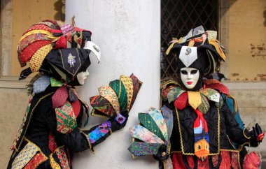 VENICE, İtalya - 15 Şubat 2010: Dünyanın en ünlü ve en çok ziyaret edilen şehirlerinden biri olan Venedik 'teki yıllık karnavalda maskeler. İnsanlar ziyarete ya da güzel el yapımı kostümlerini göstermeye geliyor..